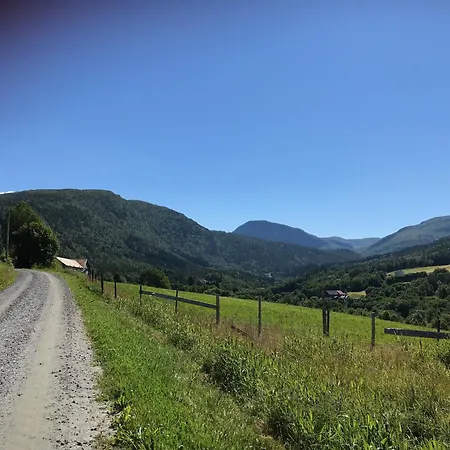 Landlig Idyll Med Fjordutsikt Landsteder Valsøybotn